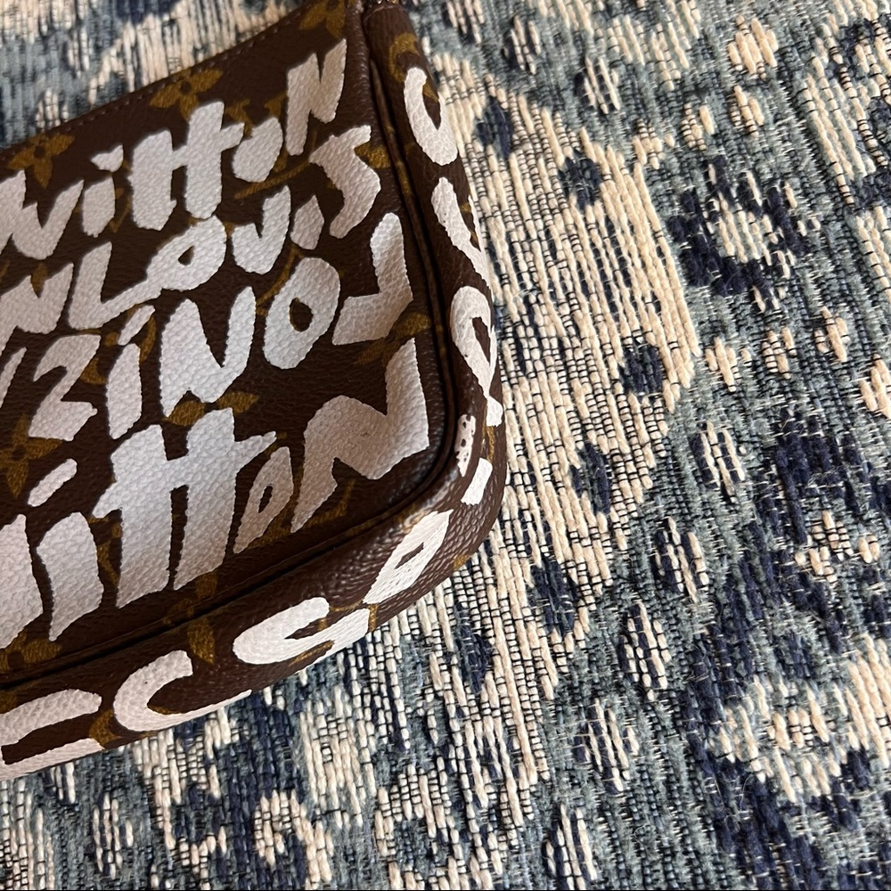 Louis Vuitton Graffiti Pochette Silver - Picture 10 of 14